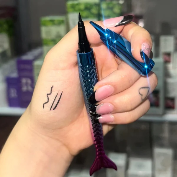 Delineador negro en plumón sirena